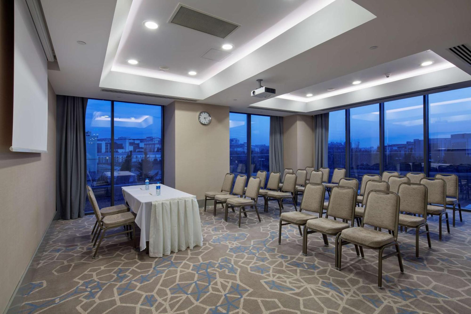 Hilton Garden Inn Istanbul Atatuerk Airport Экстерьер фото